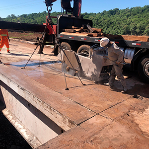 Corte De Concreto Em Ponte Equipe Alfa